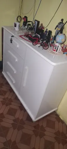 Comoda branca ,usada ,bom estado ,4 gaveta ,1 porta