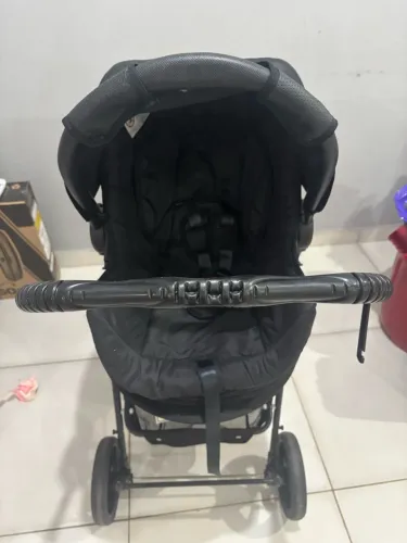 Vendo carrinho com bebê conforto 