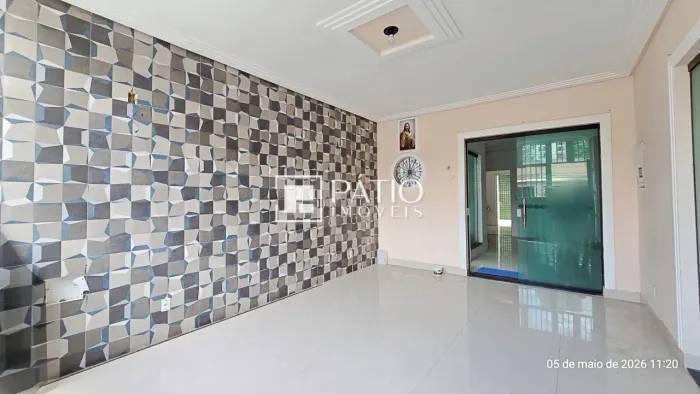 NAZARÉ. Linda casa em ótima localização. Acesso por 2 ruas.