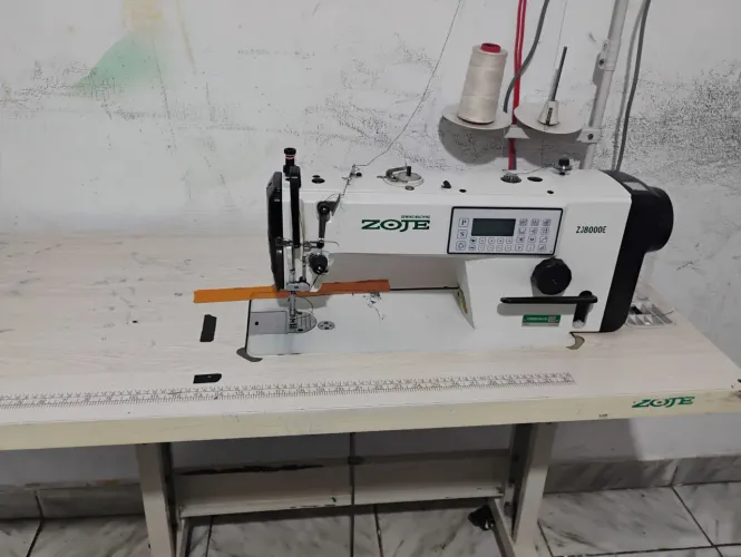 Máquina reta eletrônica zoje zj8000E usada em ótimas condições funcionando perfeitamente.