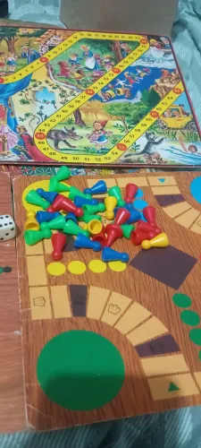 Tabuleiros de jogos vintages anos 80 + peças e dados