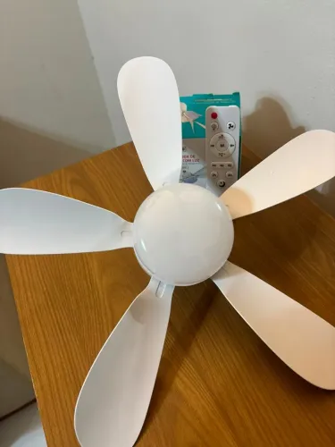Ventilador de tomada com lâmpada e controle remoto