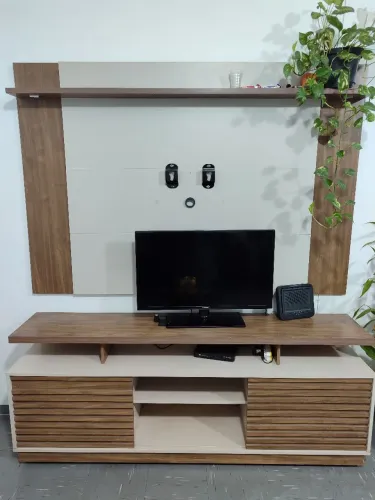 ESTANTE HACK COM PAINEL MARROM BEGE
