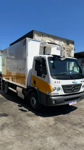 Mercedes Accelo 817 baú frigorífico 
