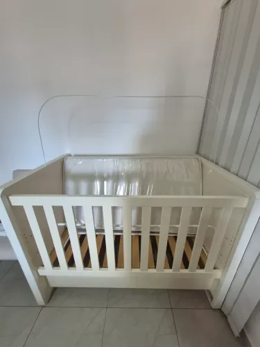 Berço de madeira conversível em cama infantil com colchão 