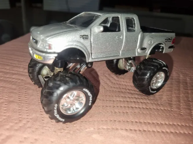 Miniatura Maisto Ford F-250 SuperCab 1997 Monster Truck em escala 1:64