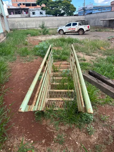 Escada metálica montada 8 degraus