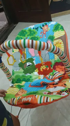 Cadeirinha de descanso que toca música, novinha!