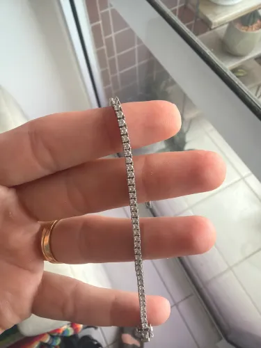Esta é uma pulseira estilo Riviera em prata 925 com zircônias brilhantes.