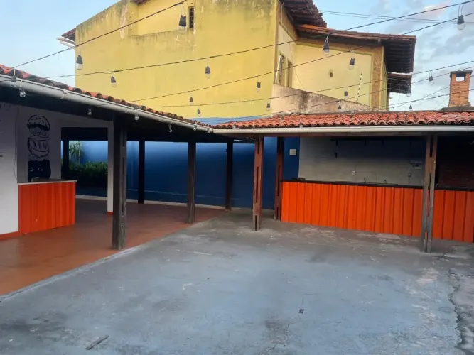 VENDO CASA BEM ESPAÇOSA PODENDO SER COMERCIAL OU MORADIA NO PARQUE ATHENAS
