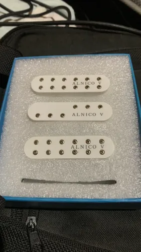 Captadores de guitarra em alnico V