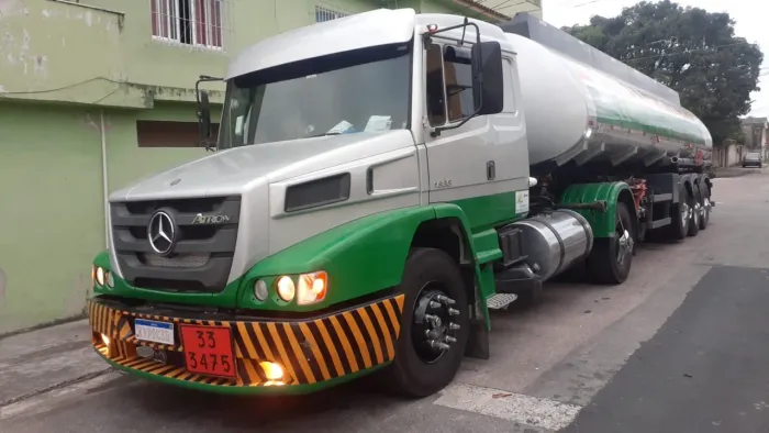 Conjunto Caminhão com Carreta Tanque Completo