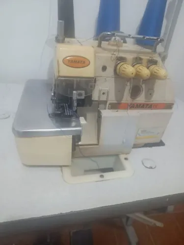Máquina Overloque yamata