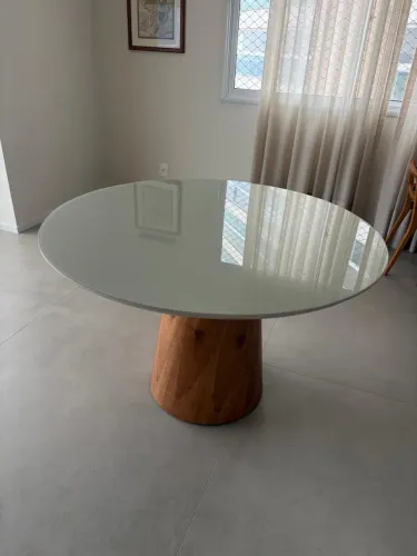 Mesa redonda com tampo vitrificado 