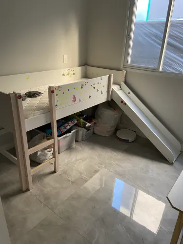 Cama infantil com escorregador Tok&Stok