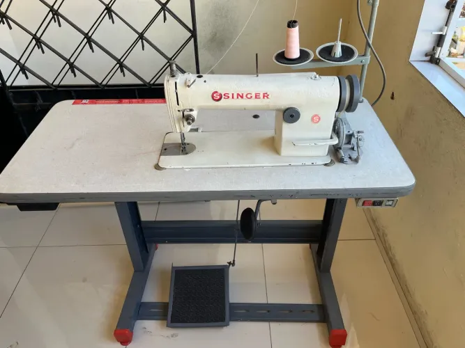 Máquina de costura industrial Singer - Seminova