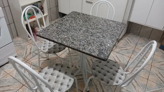 Mesa e 4 cadeiras.