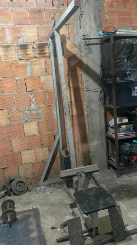 máquina de puxada alta (lat pulldown)