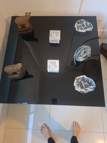 Mesa preta madeira com tampo de vidro. Muito chique. 