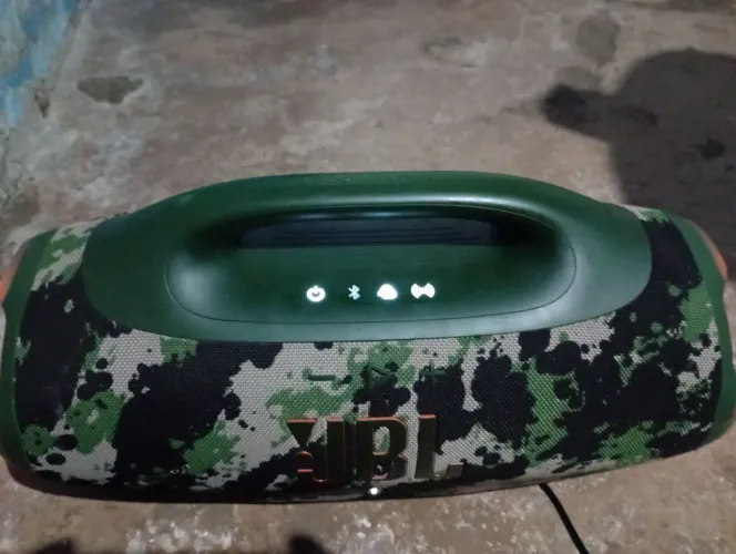 condições som potente e portátil design camuflado , ldeal pra levar sua música a q q luga