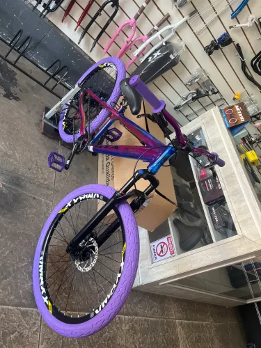 Bicicleta GTA camaleão aro 26 pneus roxo