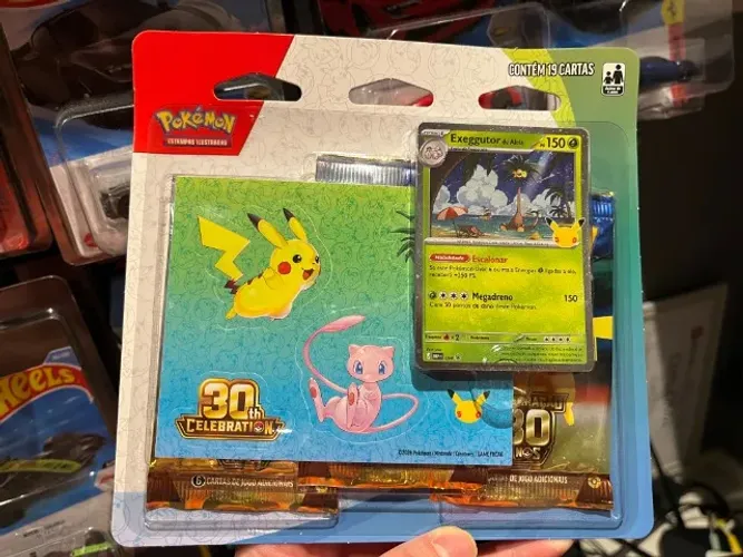 Pokémon TCG, Celebração de 30 anos - Blister Triplo com Adesivo Pokémon Exeggutor