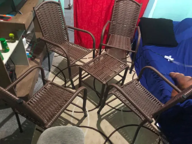 Vendo um conjunto com 4 cadeiras e um centro