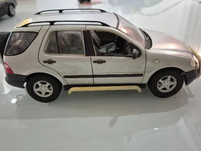 Miniatura Mercedes Benz ML 320 Escala 1/18
