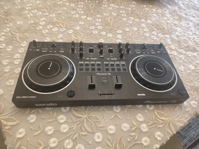 Controladora Pioneer DJ DDJ-REV1