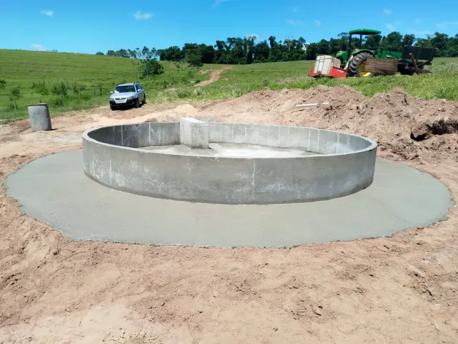 Cocho para bovinos (Água e trato)