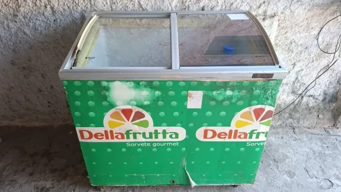 Freezer porta de vidro, funcionando perfeitamente. Valor: 1.270,00 reais.