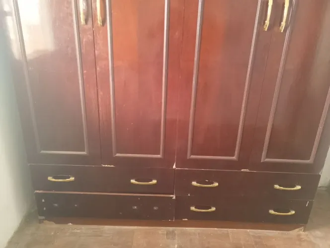 EXCELENTE GUARDA ROUPA