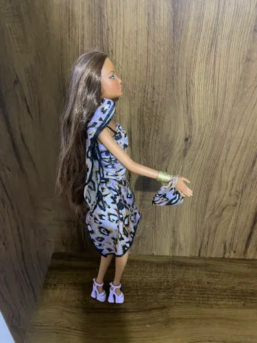 Barbie morena com roupa de onça