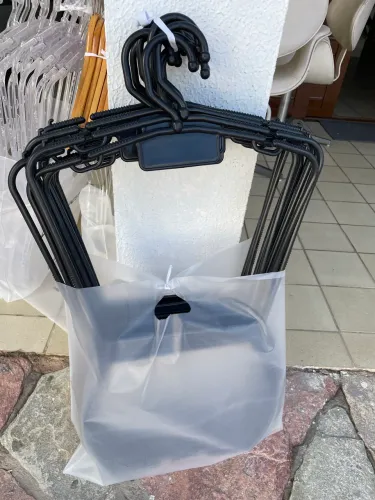 Cabides de corpo - preto e cinza 