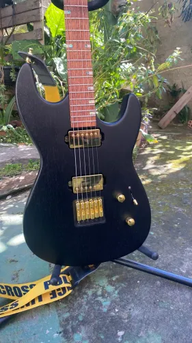 Guitarra Super Strato customizada