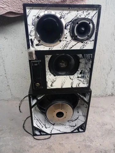 Vendo caixa 4 vias com grave de 15 polegadas 1500 rms