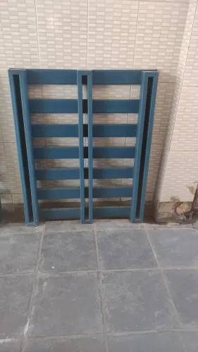 Vendo paletes de plástico.
