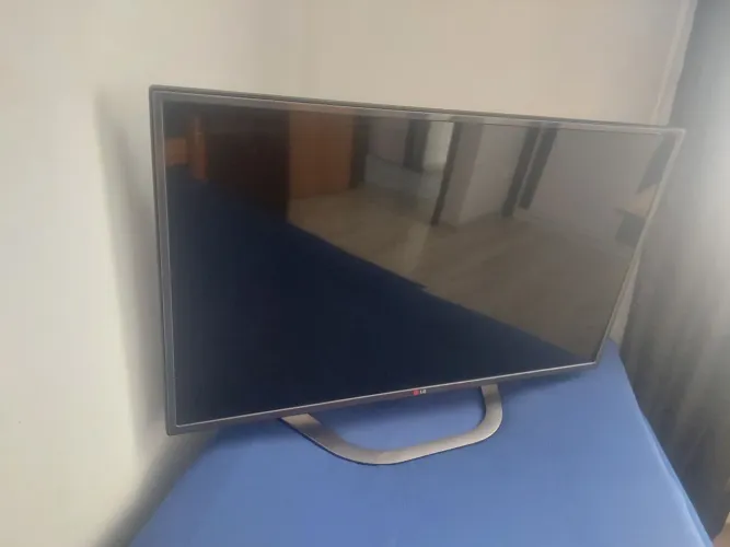 Tv 39 pol. Com tela quebrada com controle remoto, funcionando tudo som, liga.