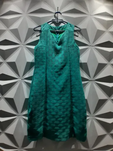 Elegante vestido verde com forro e zíper