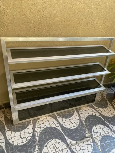 Janela tipo basculante, 1 por 80 cm.