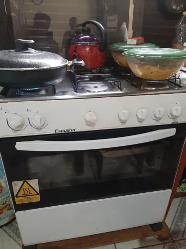 Vendo fogão ,só estar funcionando 2 bocas ,ele é de6 bocas,o forno funciona perfeitamente