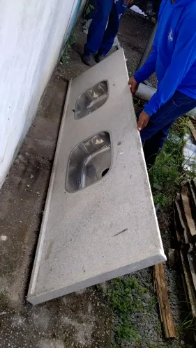 Vende se uma pia de duas cubas..só no ponto de instalar..
