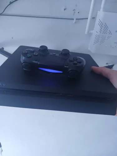 Vende um PS4 slim semi novo com 1 controle original