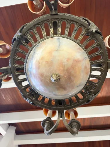 Lustre alabastro com detalhes em cobre 