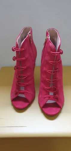 Bota Luiza Barcelos de camurça vermelha