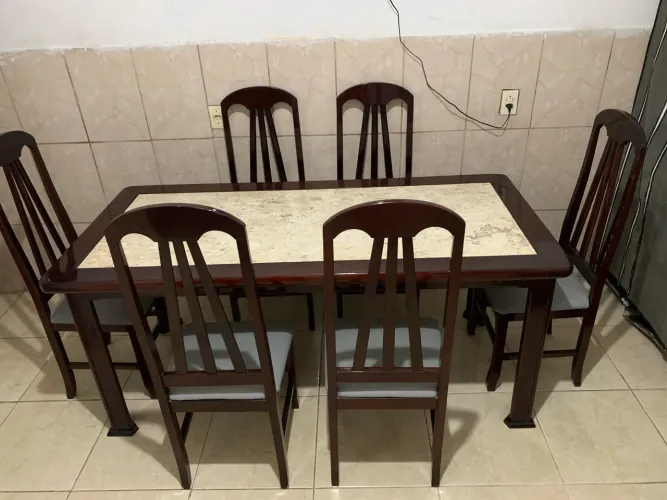 CONJUNTO DE MESA 6 CADEIRA (MADEIRA MACIÇA - MOGNO COM TAMPO DE PEDRA EM GRANITO)