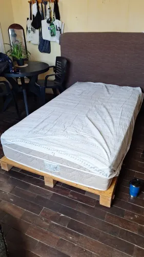 Cama solteirão com base de palet