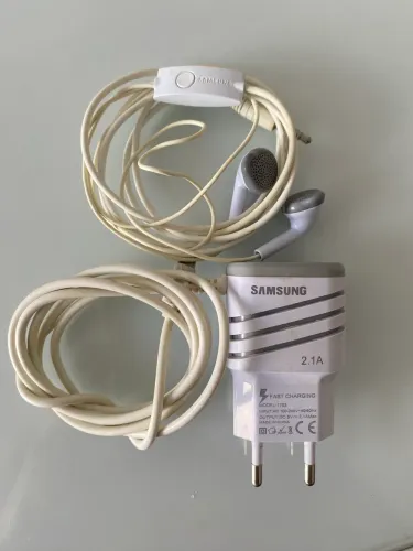 Carregador e fone de ouvido da Samsung 