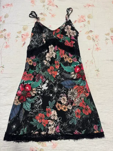 Vestido curto florido com renda e alças reguláveis