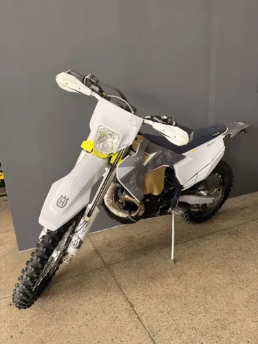 Vendo ou troco te 250 2023 injetada.63.000
